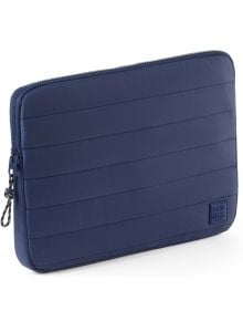 Калъфът за лаптоп Miquelrius Urban Soft Navy 13"/14" е тъмносин, подплатен текстилен калъф с хоризонтални шевове, затваряне с цип от лявата страна и малка лепенка с логото на Moleskine; подходящ за лаптопи 13-14 инча.