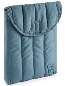 Калъфът за таблет Miquelrius Urban Soft Blue Oil 10" е подплатен калъф в цвят тил, с капак, вертикални шевове отпред и малка лепенка с лого в долния десен ъгъл, предназначен за защита на таблети.