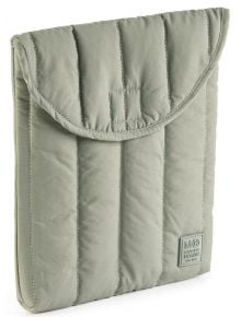 Светлосив, вертикално ватиран текстилен калъф за таблет Miquelrius Urban Soft Khaki 10" с подплатена конструкция, затваряне с капак и малък правоъгълен етикет в долната дясна част, вдъхновен от колекцията Urban Soft Green.