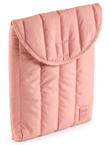 Светлорозовият ватиран калъф за таблет Miquelrius Urban Soft Pink 10" е с вертикални шевове, извита капачка и малък правоъгълен етикет в долния преден ъгъл.