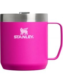 Stanley Violet Blossom къмпинг чаша е яркорозова с метален капак и дръжка, с бялото лого на Stanley с лъвче и крила и предлага вакуумна изолация, за да запази напитките топли или студени в продължение на часове.
