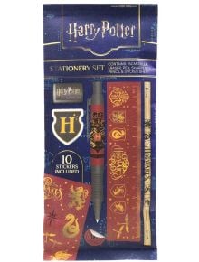 Канцеларски сет Blue Sky - Harry Potter, 6 части, включва химикалка, молив, гума, острилка, линийка 15 см и стикери с гербовете на домовете в опаковка с тематичен дизайн.