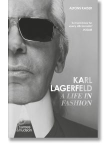 Черно-бяла корица на "Карл Лагерфелд: Живот в модата" показва близък план на мъж със слънчеви очила и костюм, със заглавие и автор ALFONS KAISER, плюс цитат и лого на издателството в долната част.