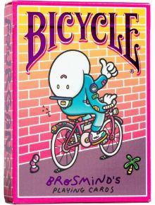 Карикатурен герой с кръгла бяла глава кара розов велосипед и мига със знака за мир до тухлена стена. "Карти за игра Bicycle Brosmind Four Gangs" се появява върху изображението, а наоколо са разпръснати закачливи рисунки като банани.