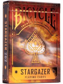 Кутия карти за игра Bicycle Stargazer 202 с металически златно-червен дизайн и голям асо пика отпред, изработени с класическо Air Cushion покритие за плавно размесване.