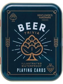 Тъмносинята кутия с етикет Beer Trivia by Gentlemen's Hardware е с илюстрирана графика на хмел и текст, гласящ: Illustrated Waterproof Playing Cards-идеален подарък за любителите на карти за игра от книжарница Orange.