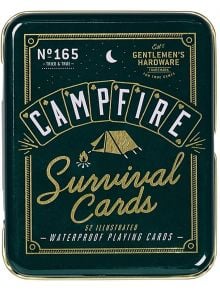Тъмнозелена кутийка с надпис Gentlemen's Hardware Campfire Survival Cards със златист и бял текст, илюстрация на палатка и огнище и описание 52 илюстрирани водоустойчиви Карти за игра. Предлага се в книжарница Orange.