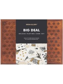 Дървена кутия, гравирана със сърце, пика, диамант и тояга. Етикетът гласи Карти за игра в дървена кутия Iron & Glory Big Deal-луксозен комплект с разпръснати карти със златисто-черен дизайн.