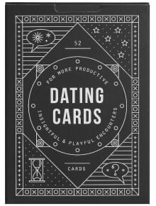 В черна кутия с надпис "Карти за срещи Училището на живота - карти за запознанства" има геометрични фигури, звезди, пясъчен часовник, мехурчета за реч и текст "За по-продуктивни, проницателни и игриви срещи с 52 карти с въпроси" в горната част.