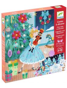 Комплектът "Картини за декориране Djeco - Лешникотрошачката" представя момиче в синьо с орехотрошачка до коледна елха. Този творчески комплект с трансфери е идеален за деца на възраст от 6 до 10 години, които могат да украсят своите собствени приказки.