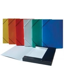 Червена картонена папка - тип кутия с ластик стои изправена сред шест разноцветни папки А4 - жълта, оранжева, червена, бяла, зелена и синя - с отворена корица, която разкрива бели вътрешни страници.