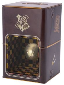 Касичка ABYstyle Harry Potter - Golden Snitch: кафява правоъгълна касичка с герба на Хогуортс и прозорче със Златен снич, черно-жълта шахматна вътрешност-идеален подарък за фен на Хари Потър.