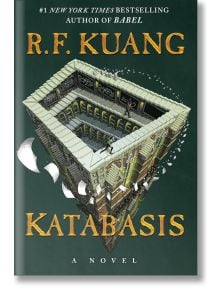Корица на Katabasis: драматична каменна структура на няколко нива се носи в тъмнината, напомняйки за мрачна академична фантазия и спускане в подземния свят. Името на продукта - Katabasis - е изписано смело в златисто.
