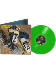 Неонно варовик Katseye - Beautiful Chaos (VINYL) се намира до обложката, на която са изобразени четирима души върху коли на сметището. Заглавието на албума е изписано с жълт текст - това е лимитирано издание (limited edition).