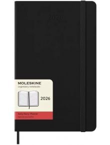 Класически черен ежедневник тефтер-органайзер Moleskine Black 2026 г. С твърди корици, с еластично затваряне и хартиен етикет с отворен тефтер и продуктови детайли.