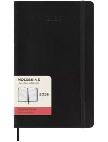 Класически черен ежедневник тефтер-органайзер Moleskine Black 2026 г. С меки корици и ластик, с хартиен етикет върху корицата, показващ илюстрация на отворен тефтер и продуктови детайли.