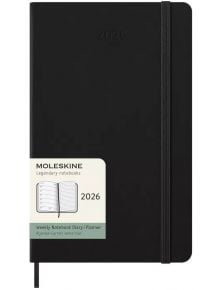Класически черен седмичен тефтер-органайзер Moleskine Black 2026 г. С твърди корици, ластик за затваряне и картонен ръкав с бранда, описанието и илюстрацията на вътрешните страници.