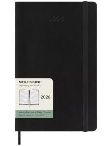 Класически черен седмичен тефтер-органайзер Moleskine Black 2026 г. С меки корици, ластик за затваряне и хартиен етикет с изображение на отворен тефтер и информация за продукта.