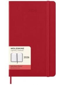 Класически червен ежедневник тефтер-органайзер Moleskine Scarlet Red 2026 г. С твърди корици, ластична закопчалка и етикет с отворен органайзер, надписи "Moleskine Legendary notebooks" и "2026" на корицата.