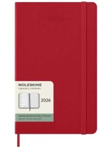 Класически червен седмичен тефтер-органайзер Moleskine Scarlet Red 2026 г. С твърди корици, еластично закопчаване, корица с надпис 2026 и хартиен етикет с марка, вид и илюстрация на вътрешния дизайн.