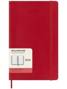 Класически червен ежедневник Moleskine Scarlet Red 2026 г. С меки корици, еластично закопчаване и етикет с отворен тефтер и година 2026.