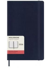 Сапфирено син 2026 Moleskine класически ежедневник тефтер-органайзер с меки корици и еластично затваряне, с червена и бяла лента с логото на Moleskine, скица на планера и годината 2026.