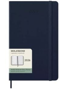Затворен седмичен планер Moleskine Sapphire Blue за 2026 г. с твърди корици, еластично затваряне и етикет, описващ го като легендарен тефтер.