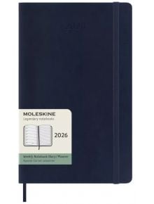 Класическият седмичен тефтер-органайзер Moleskine Sapphire Blue 2026 г. С меки корици има ластик за затваряне и етикет с марка, година и илюстрация на вътрешния му вид.
