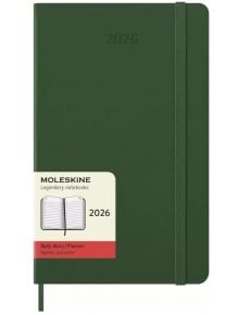 Класически зелен ежедневник тефтер-органайзер Moleskine Myrtle Green 2026 г. С твърди корици, ластик за затваряне, релефна година 2026 и хартиена лента с марка, вид продукт и илюстрация на вътрешните страници.