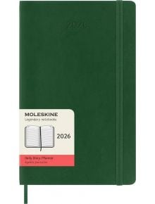 Класически зелен ежедневник тефтер-органайзер Moleskine Myrtle Green 2026 г. С меки корици, еластично закопчаване и брандиран етикет с продукта и илюстрация на отворен планер.
