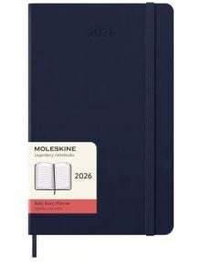 Класически син ежедневник тефтер-органайзер Moleskine Sapphire Blue 2026 г. С твърди корици, ластик, текстилна отметка и хартиен етикет с надпис 2026 и ежедневен дневник/планер.