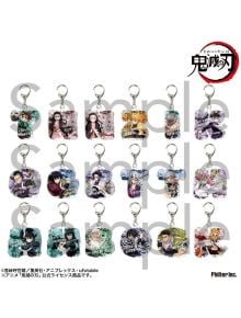 Петнадесет акрилени ключодържателя Demon Slayer: Kimetsu no Yaiba Chain A, асортимент, с цветни аниме герои и видими имена, са подредени в три реда на бял фон със сребърни халки-идеални за колекционери.