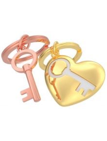 Комплектът Metalmorphose "Key To My Heart" включва два преплетени ключодържателя: ключодържател от розово злато и златно сърце с бял детайл на ключа - очарователен подарък за влюбени, идеален за празнуване на любовта.