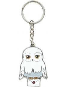 Очарователен ключодържател Grupo Erik Harry Potter - Hedwig във вид на бяла сова с различни очи, кацнала върху плик с червен печат - идеален аксесоар за почитателите на Хари Потър.