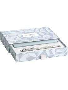 Сребриста писалка със сребрист десен в светлосиня геометрична кутия от комплекта Caran d'Ache Ecridor Alpine Frost - химикалка с калъф, част от швейцарската колекция, с подходящ калъф вътре и частично отворен капак на кутията.