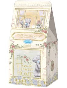 Комплект с дифузерни пръчици Me to You Home Sweet Home: кутия във формата на къща с цветя (божур и фрезия), сиво мече на прозореца и надпис "HOME SWEET HOME" - перфектен ароматичен подарък за дома.