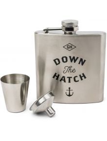 Комплект джобна манерка Gentlemen's Hardware: елегантна неръждаема стомана с надпис "Down The Hatch" и котва, метална чашка и фуния за удобно наливане.