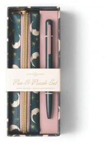 Комплектът химикалка и несесер DesignWorks Ink - Teal Moon включва черна химикалка и несесер-калъф от веган кожа с небесен дизайн на звезди и луни, всичко това в елегантен комплект в кутия.