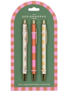 A комплект химикалки DesignWorks Ink с три химикалки с флорални, райе и точки, златни акценти и стилна опаковка. Черно мастило - идеален избор от книжарница Orange.