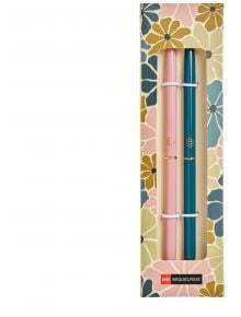 Комплект от две опаковки Miquelrius Boho Essence метални химикалки - розова и тилова - в опаковка с флорален десен и пластмасов прозорец. Логото на Miquelrius е в долния десен ъгъл на кутията.