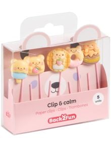 Комплектът с кламери Miquelrius Back2Fun – мечета включва пет симпатични мини-кламери в пастелни цветове с мотиви на животни – мечета, котка и октопод – в прозрачна кутия. Розовата опаковка с личице на мече го превръща в идеален офисен аксесоар за вашето 