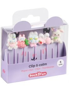 Комплектът с кламери Miquelrius Back2Fun – зайчета включва 5 цветни мини кламери с фигурки на животни в лилава кутия с прозрачен прозорец – идеален аксесоар за подреждане на офиса.