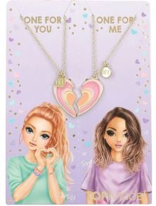 Две илюстровани момичета стоят пред картичка с "Едно за теб, едно за мен". Комплект колиета Top Model My Best Friend Forever образуват дъгово сърце, всяко с малък "BFF" медальон - идеален подарък за приятелка.
