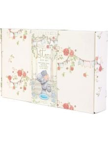 Комплектът Me to You Birthday включва сиво плюшено мече с подаръци, розови рози, кокичета, сапун, чайници, пухкави чорапи и значка с карфица, което го прави идеален подарък за всеки повод.