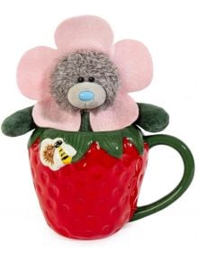 Комплект Me To You - Чаша с плюшено мече Strawberry включва плюшено мече с яка от розови листенца в ягодаобразна чаша с пчеличка и зелена дръжка - перфектен подарък.
