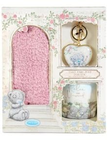 Комплектът Me to You Shine Bright включва розови пухкави чорапи, бяла чаша Me to You с Tatty Teddy и флорален дизайн и ключодържател във формата на сърце, всичко това в красиво декорирана подаръчен комплект.