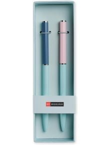Комплект от две метални химикалки Miquelrius Thin Metallic Blue: сини тела, тъмносиня и розова капачка, в елегантна светлосиня кутия с етикет Miquelrius отпред.
