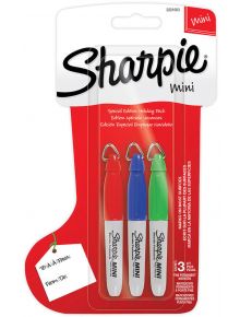 Комплект перманентни минимаркeри Sharpie, три цвята (червен, син, зелен) в опаковка като чорап за Коледа с бързосъхнещо мастило и празничен дизайн. Картичката гласи: За: И от:.
