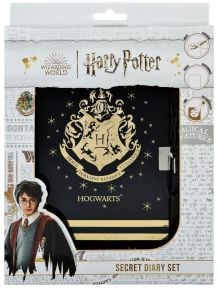 Комплект Scooli Harry Potter - Тефтер и химикалка: дневник с катинар и герба на Хогуортс, черна химикалка, UV маркер; кутията е украсена с Хари Потър и магически мотиви.