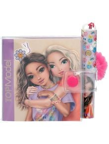 Комплектът тефтерче Top Model с химикалка включва мини тефтерче TOPModel с две прегръщащи се момичета, цветна химикалка със стикери и аксесоар с розов помпон. Корицата е с весели мотиви и стикер със знак за мир.